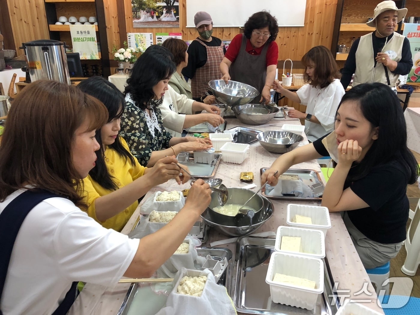 전북 진안군 농촌체험마을에서 교사들이 팸투어를 하고 있다.(진안군제공. 재판매 및 DB금지)2025.6.15/뉴스1