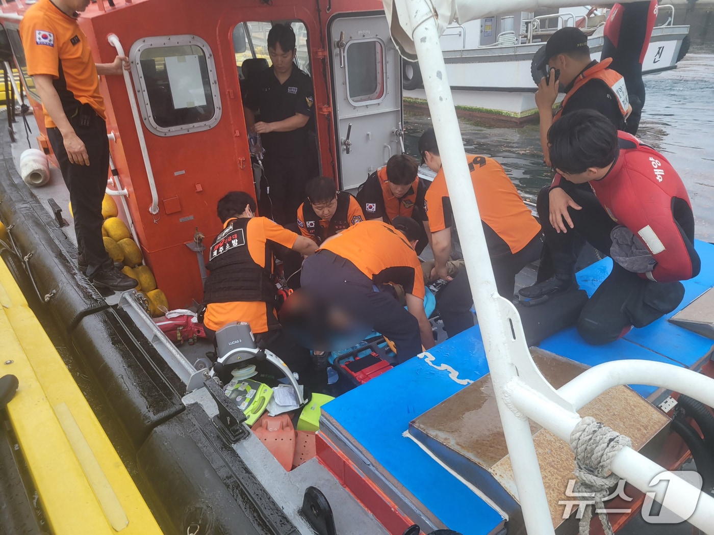 소방대원들이 15일 오전 서귀포시 새섬에서 물에 빠진 60대 남성을 구조해 응급처치를 하고 있다.(제주소방안전본부 제공. 재판매 및 DB 금지)