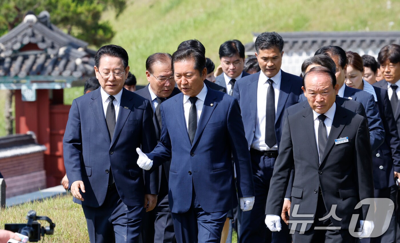 정청래 더불어민주당 의원이 15일 이재명 대통령 당선 국민감사투어로 광주시 북구 국립5.18민주묘역을 찾아 강기정 광주시장, 김영록 전남지사, 이개호 국회의원등과 함께 참배 후 이동하고 있다. 2025.6.15/뉴스1 ⓒ News1 김태성 기자