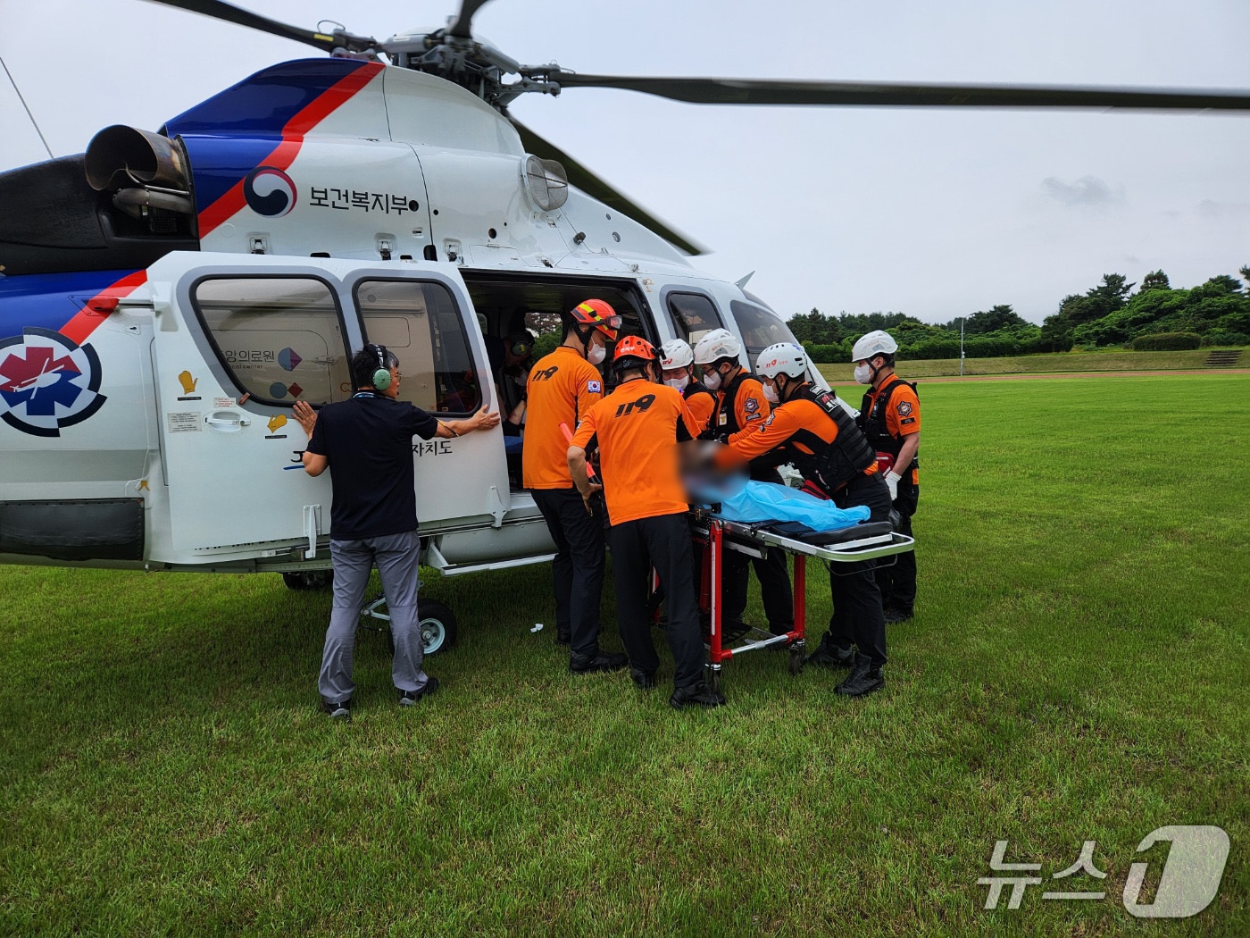 15일 오전 제주 서귀포시 성산읍 한 도로에서 발생한 오토바이 사고로 크게 다친 운전자가 닥터헬기로 이송되고 있다.(제주소방안전본부 제공. 재판매 및 DB 금지)