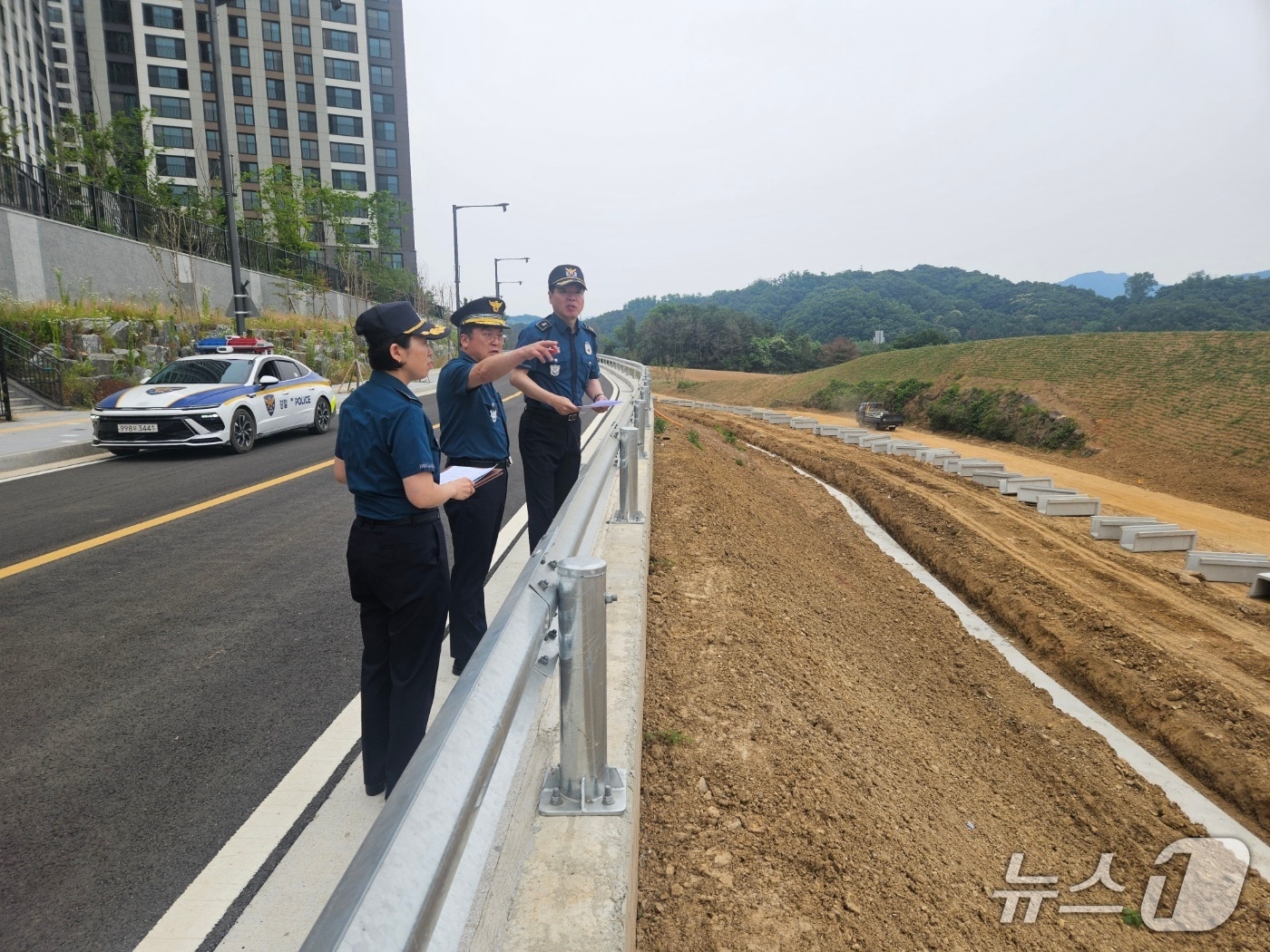 김호승 경기북부경찰청장(사진 가운데)이 지난 13일 연천군 내 침수 우려 지역을 찾아 재난대비 사항을 점검하고 있다.(경기북부경찰청 제공. 재판매 및 DB 금지) /뉴스1