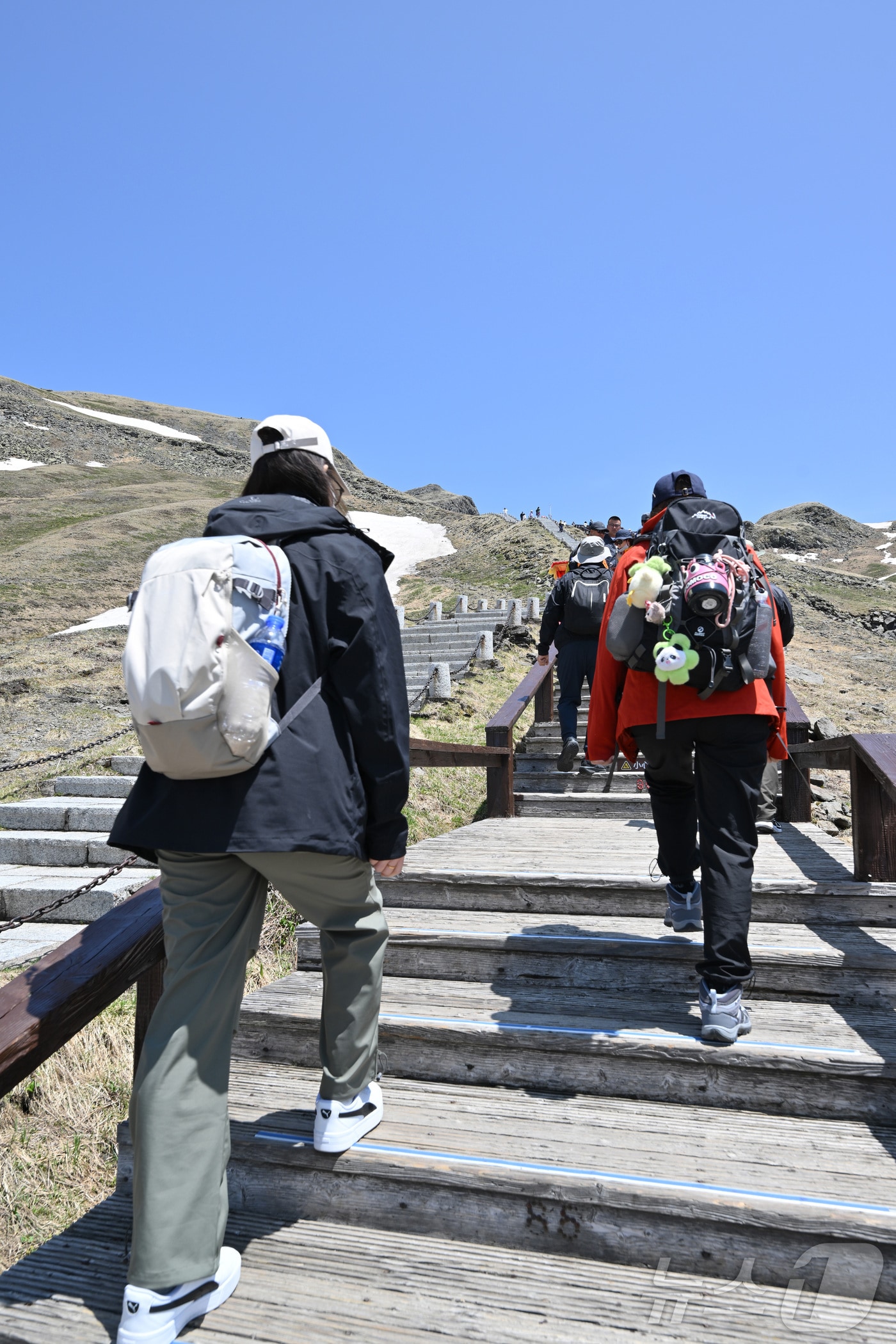 12일(현지시간) 오전 중국 지린성 연변 조선족 자치주 백두산 서파에서 관광객들이 이동하고 있다. (공동취재) 2025.6.16/뉴스1 ⓒ News1 황기선 기자