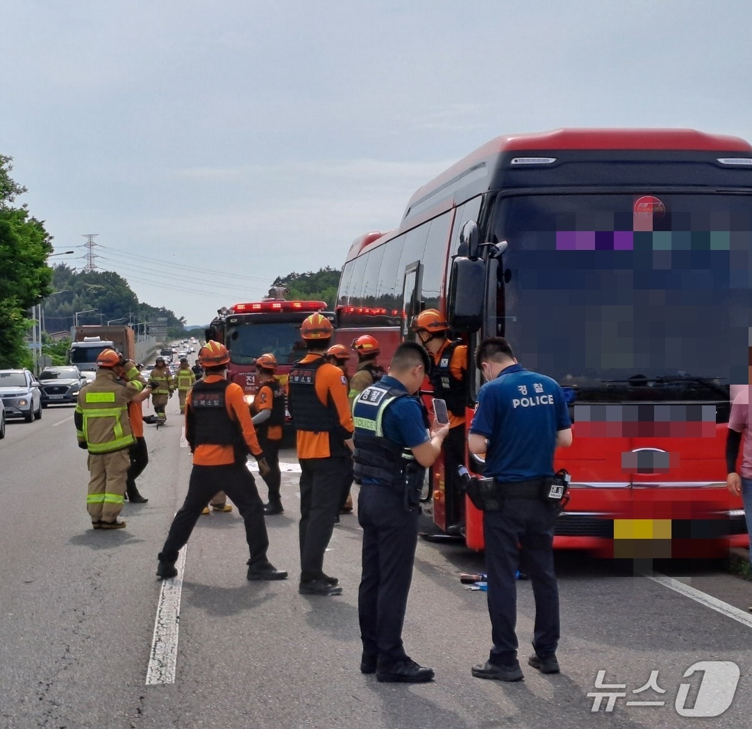 15일 오후 3시27분께 전북 군산시 미룡동의 한 도로를 달리던 45인승 관광버스가 중앙분리대를 들이받는 사고가 났다.(전북소방 제공. 재판매 및 DB금지)2025.6.15/뉴스1