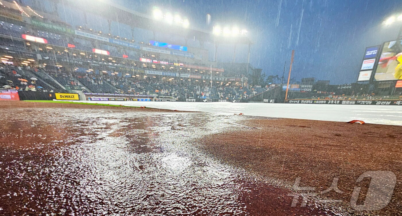비 내리는 대전 한화생명 볼파크. 2025.6.15/뉴스1 ⓒ News1 김기남 기자