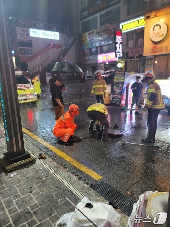 14일 오전 2시 33분쯤 부산 연제구 연산동에 닫혀있지 않던 맨홀 구멍에 대해 소방이 안전조치를 취하고 있다.(부산소방재난본부 제공. 재판매 및 DB 금지)