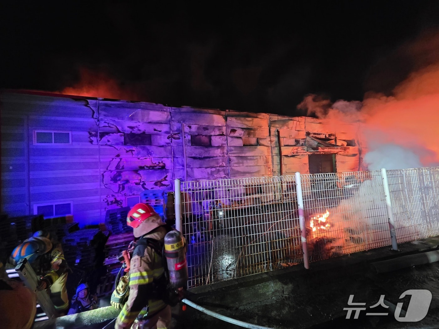 지난 15일 오후 10시 33분쯤 경기 화성시 양감면의 한 전기차용 폐배터리 재생공장에서 화재가 발생했다.(경기도소방재난본부 제공. 재판매 및 DB금지)/뉴스1