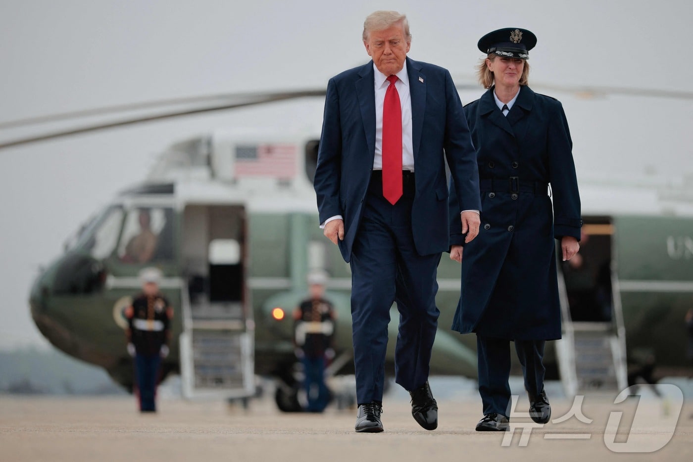 도널드 트럼프 미국 대통령이 15일(현지시간) 캐나다에서 열리는 G7 정상회의에 참석하기 위해 대통령 전용기인 에어포스 원에 탑승하고 있다. 2025.6.15 ⓒ AFP=뉴스1 ⓒ News1 김경민 기자