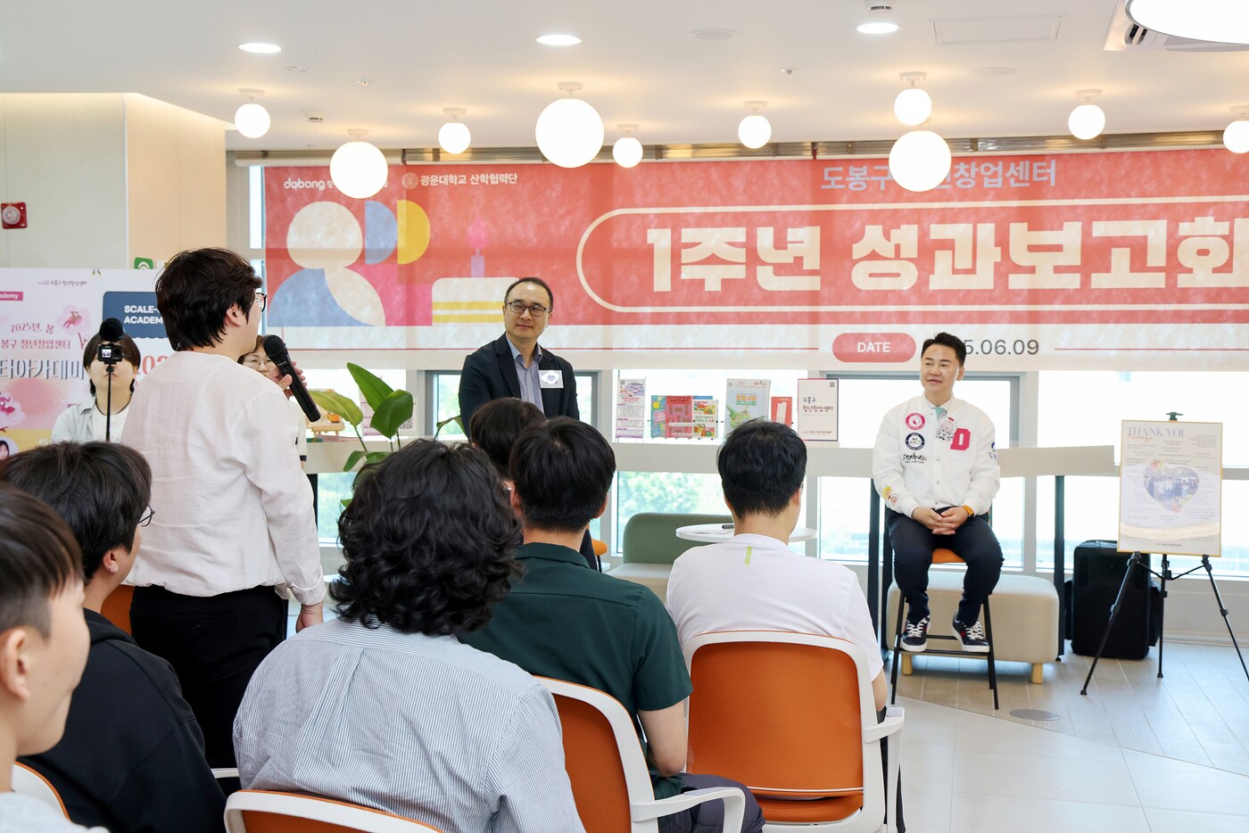 오언석 도봉구청장이 지난 9일 도봉구 청년창업센터 1주년 성과보고회에서 청년 대표들과 대화를 나누고 있다.(도봉구 제공)