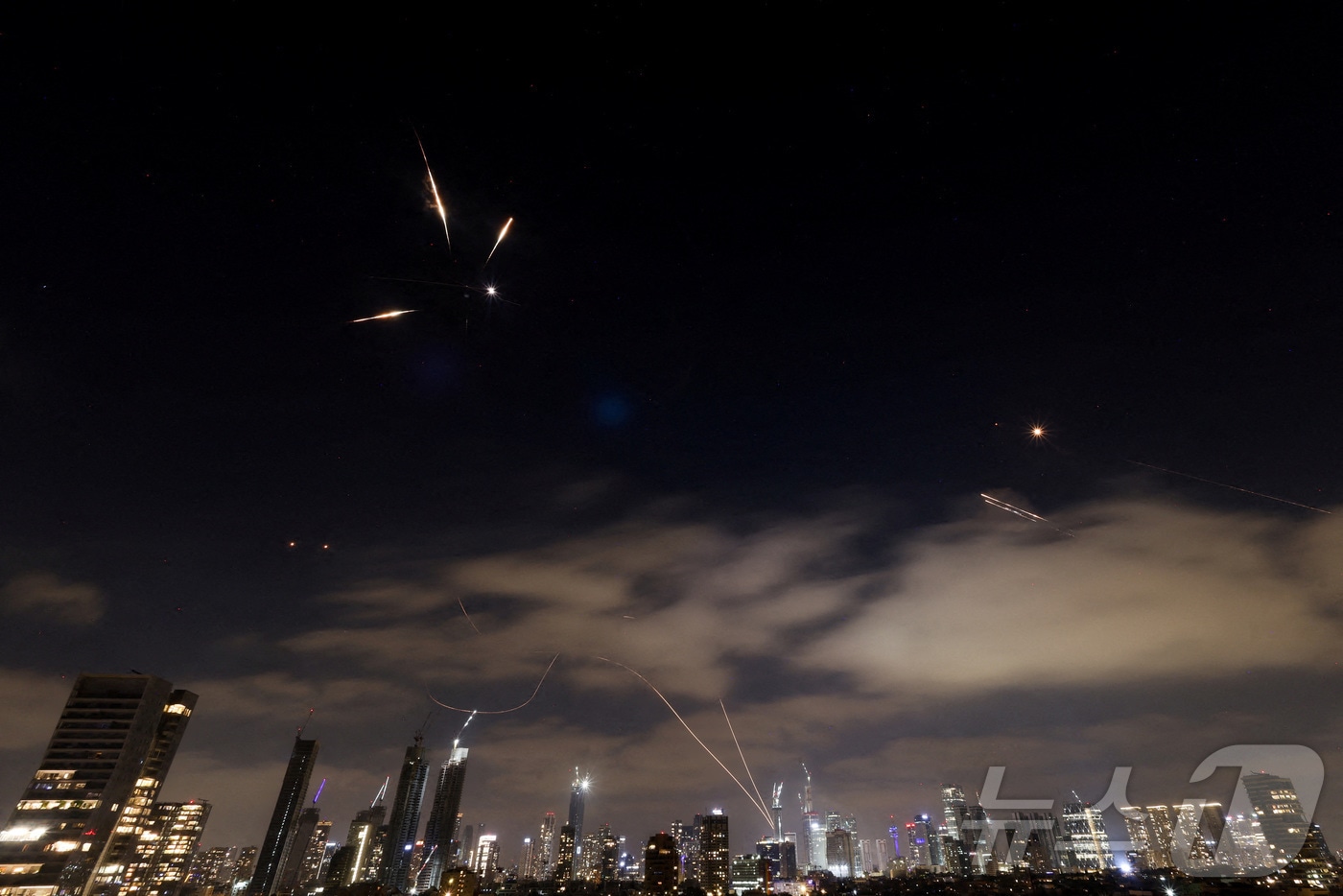 2025년 6월 15일 이스라엘 텔아비브에서 바라본 이란 미사일이 요격되는 장면. ⓒ 로이터=뉴스1 ⓒ News1 신기림 기자