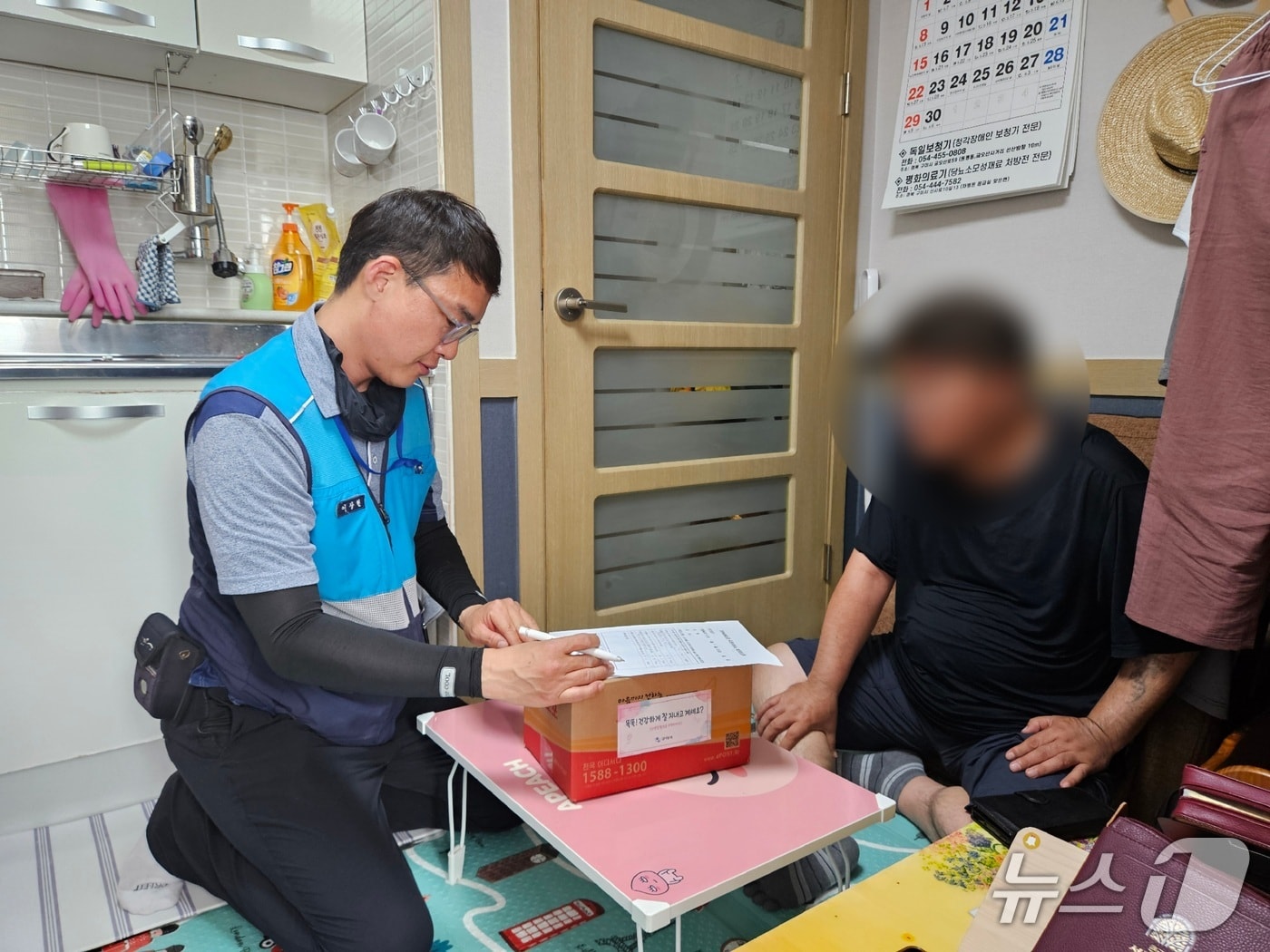 구미시 '안부살핌 소포 우편서비스' 모습(구미시 제공. 재판매 및 DB금지)/뉴스1