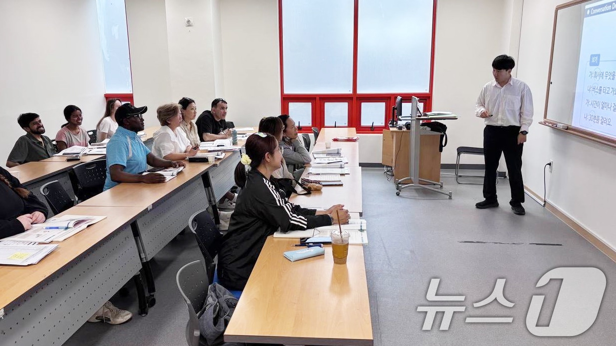 광주시가 평동산단 내 사업장에서 외국인 근로자를 대상으로 '찾아가는 한국어 교실'을 진행하고 있다.(광주시 제공. 재판매 및 DB 금지) 2025.6.16/뉴스1