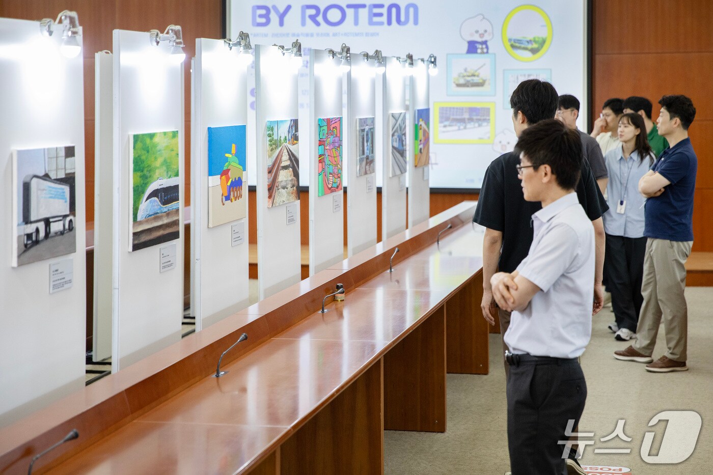 현대로템 의왕연구소에서 열린 장애인 미술작가 전시회 전경. (현대로템 제공)