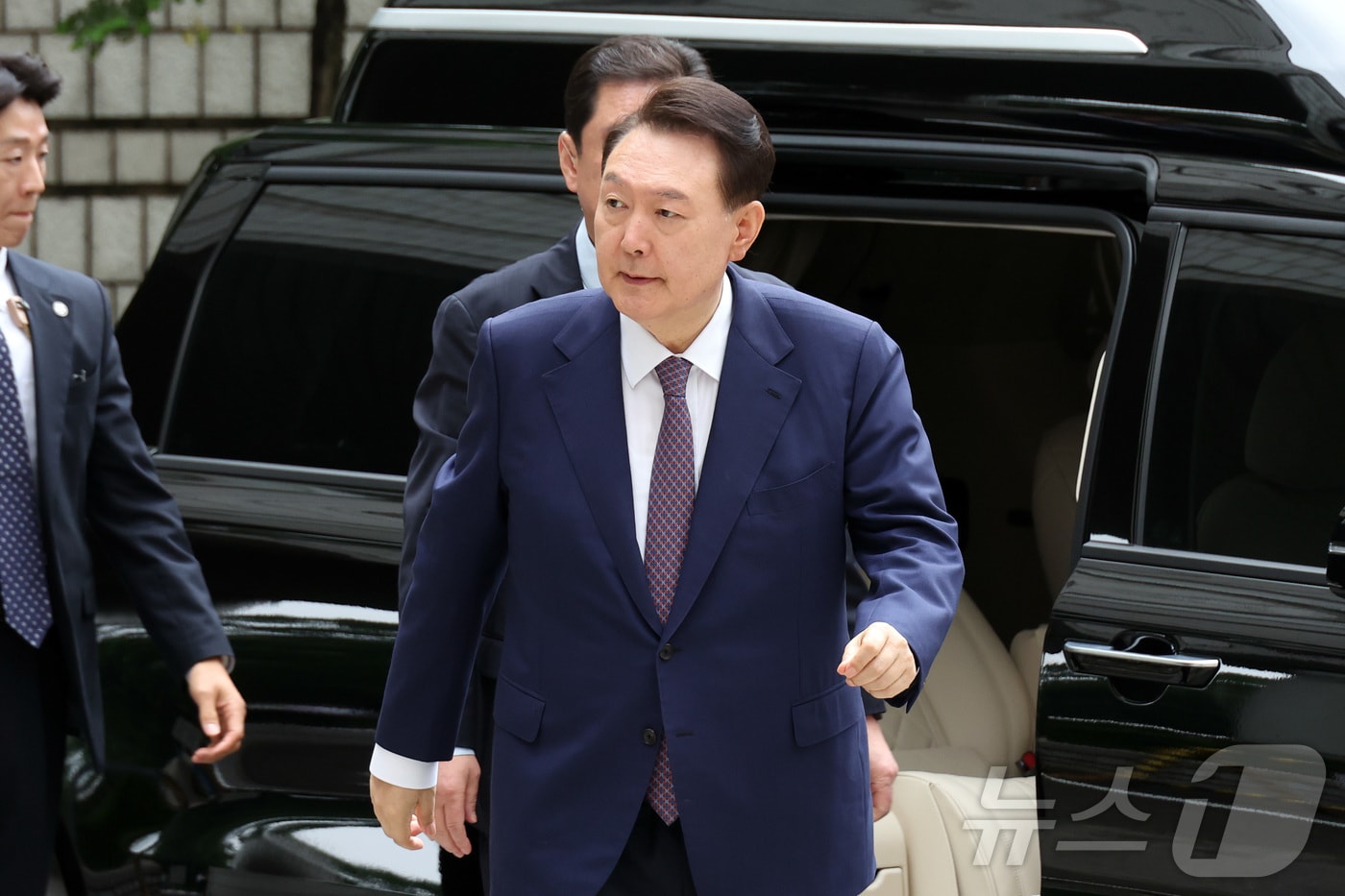 윤석열 전 대통령이 16일 오전 서울 서초구 서울중앙지방법원에서 열린 내란 우두머리 혐의·직권남용 권리행사 방해 혐의 사건 7차 공판에 출석하고 있다. 2025.6.16/뉴스1 ⓒ News1 사진공동취재단