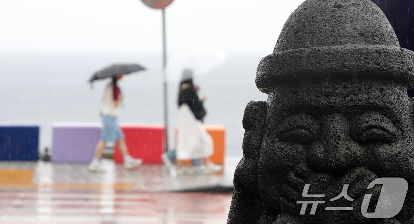 장맛비가 내린 16일 오전 제관광객들이 제주시 용담해안도로를 걷고 있다. 2025.6.16/뉴스1 ⓒ News1 고동명 기자