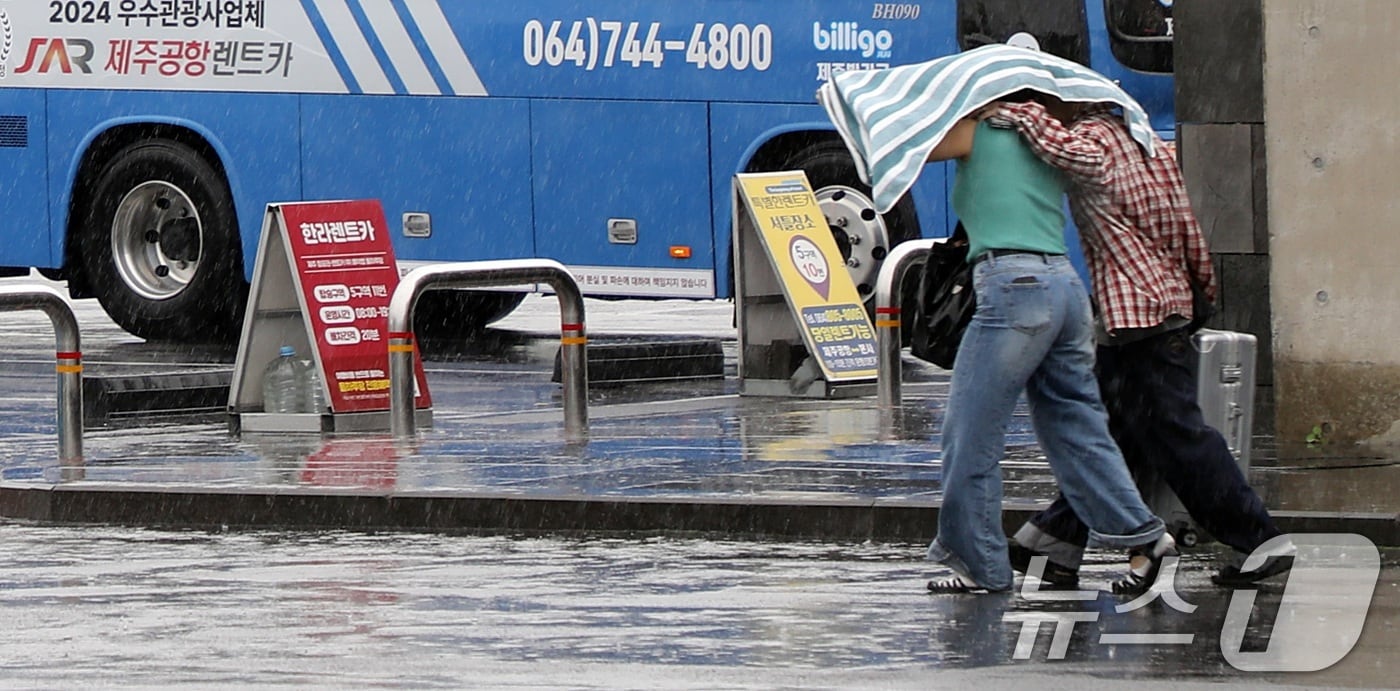 장맛비가 내린 16일 오전 제주시 제주국제공항에서 관광객들이 비를 피하고 있다.2025.6.16/뉴스1 ⓒ News1 고동명 기자