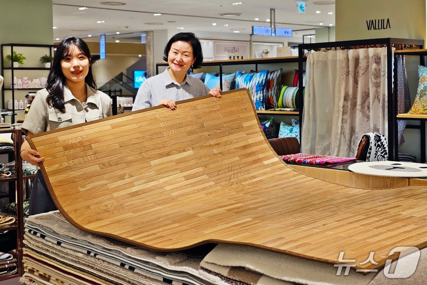 신세계백화점 센텀시티 관계자들이 발릴라 매장의 천연 오크나무 자리를 선보이고 있다.(신세계센텀시티 제공. 재판매 및 DB 금지)