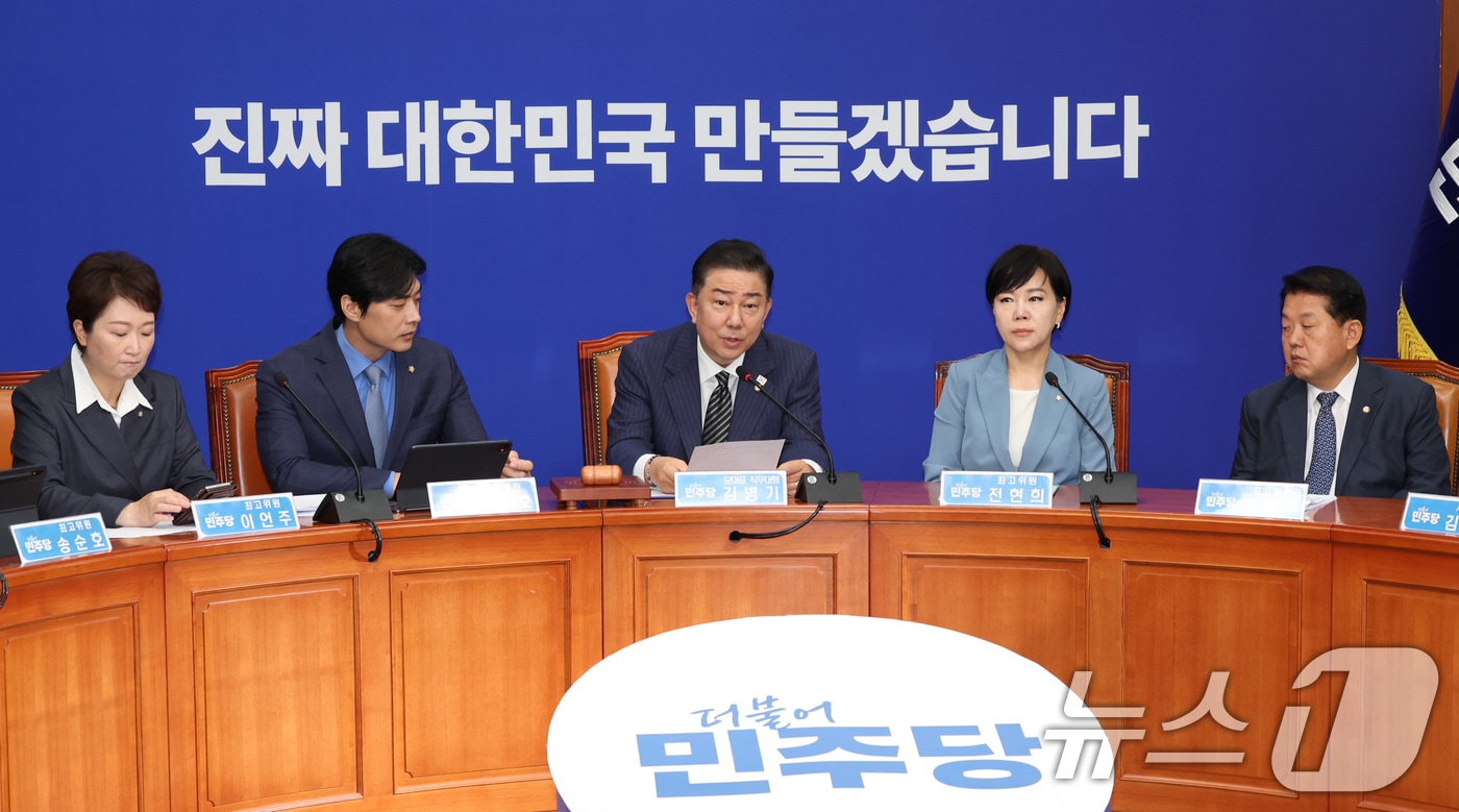 김병기 더불어민주당 대표 직무대행 겸 원내대표가 16일 오전 서울 여의도 국회에서 열린 최고위원회의에 참석해 모두 발언하고 있다. 2025.6.16/뉴스1 ⓒ News1 안은나 기자