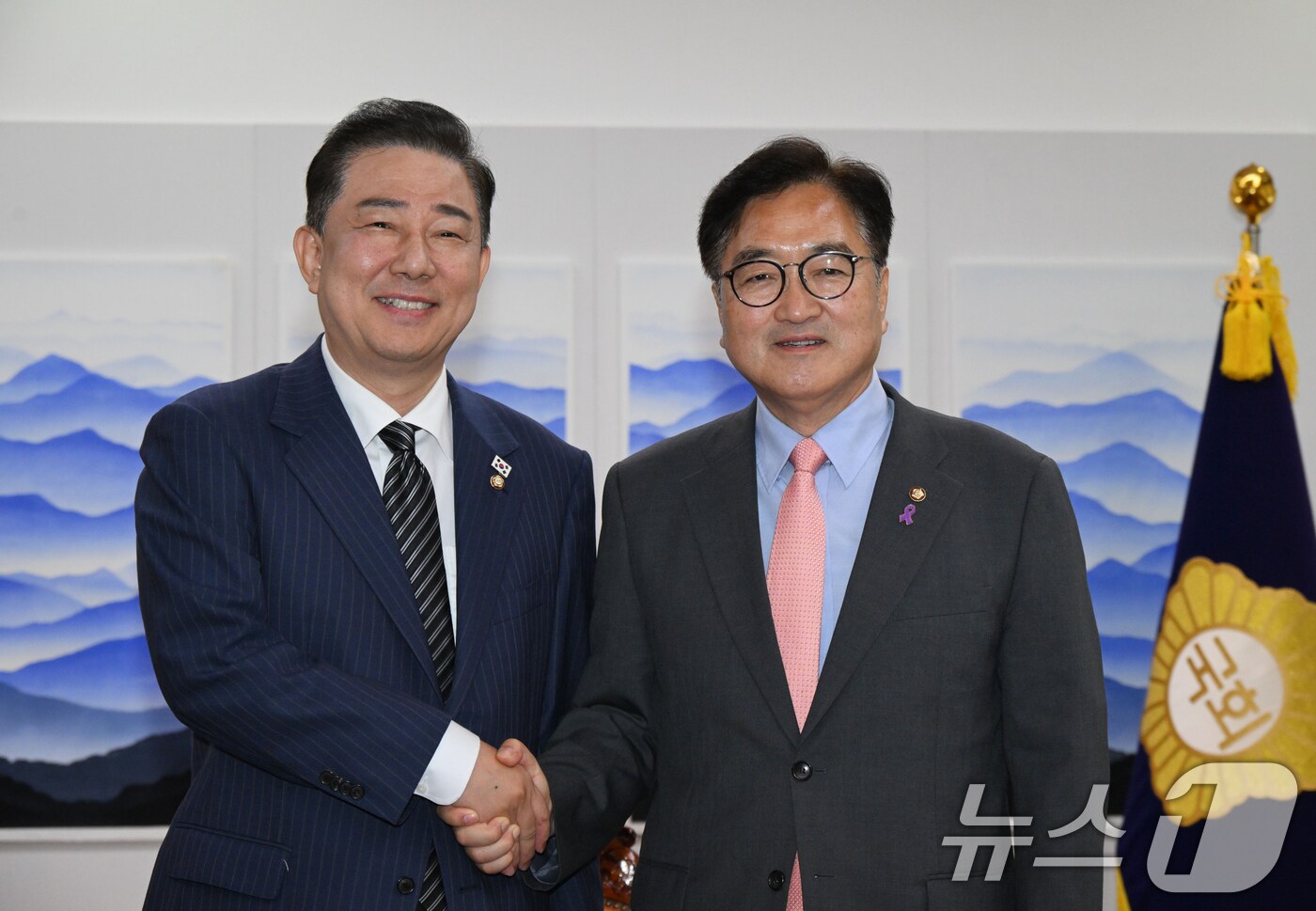 김병기 더불어민주당 대표 직무대행 겸 원내대표가 16일 서울 여의도 국회에서 우원식 국회의장을 예방하고 있다. (공동취재) 2025.6.16/뉴스1 ⓒ News1 김민지 기자