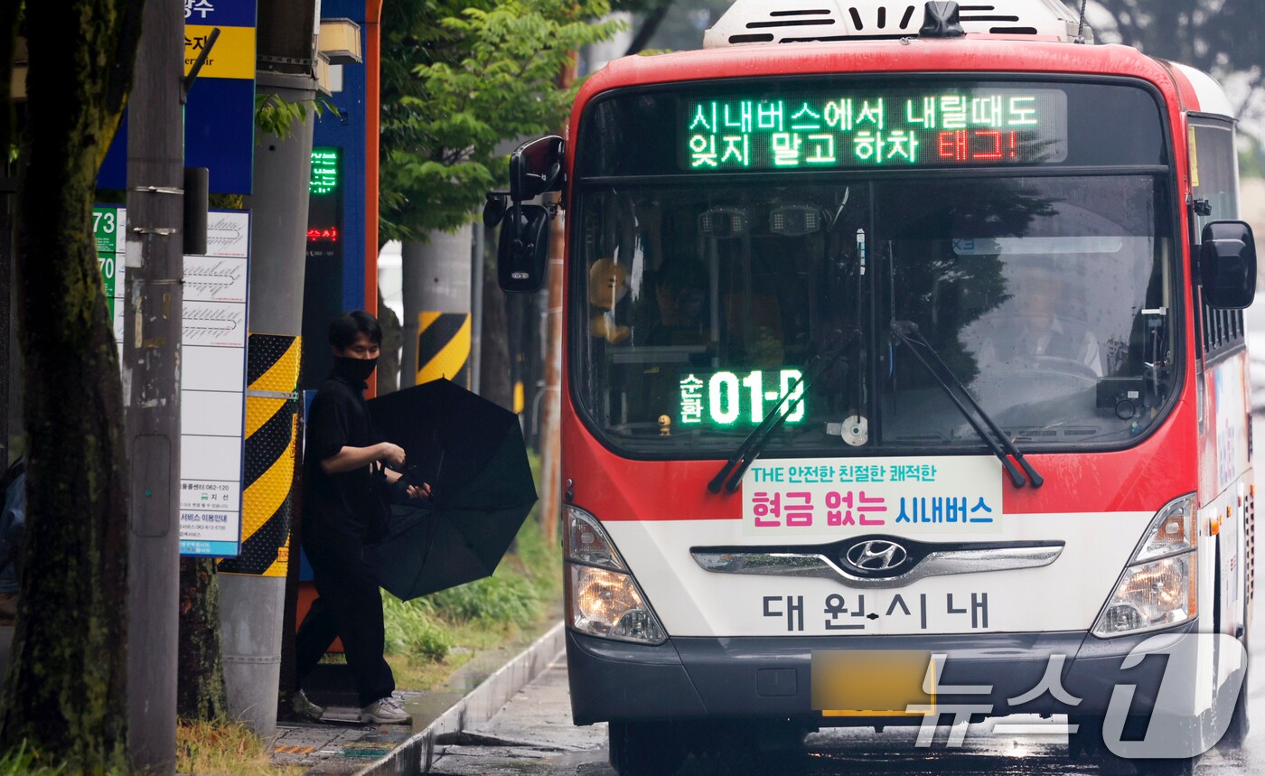 광주 서구 운천저수지 승강장에서 시민들이 버스를 타고 있다. 2025.6.16/뉴스1 ⓒ News1 김태성 기자