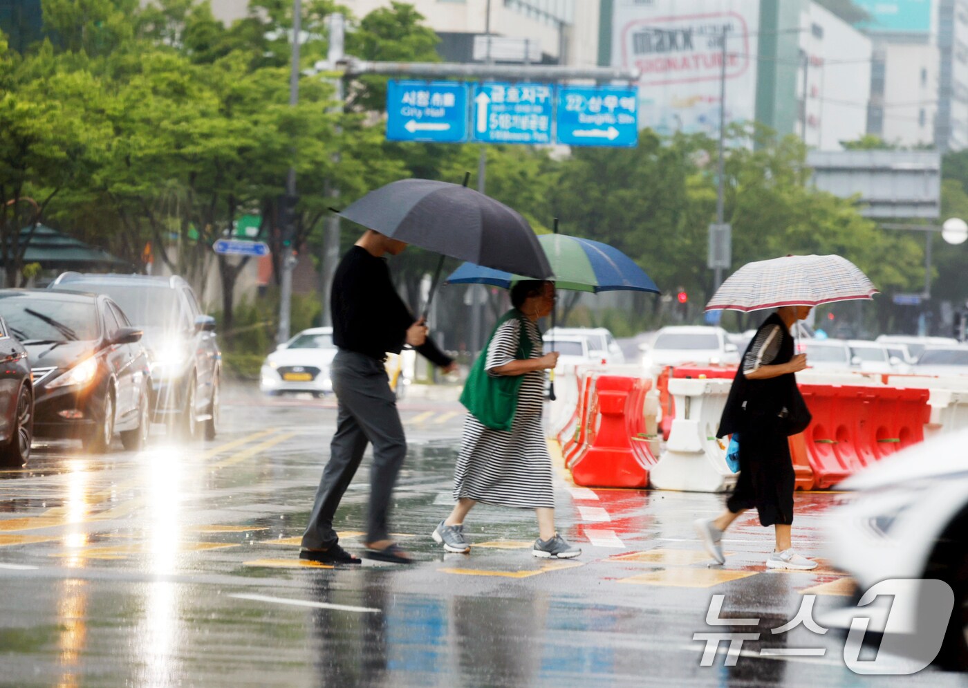우산을 쓴 시민들이 출근길 발걸음을 재촉하고 있다.(사진은 기사 내용과 무관함) / 뉴스1 ⓒ News1