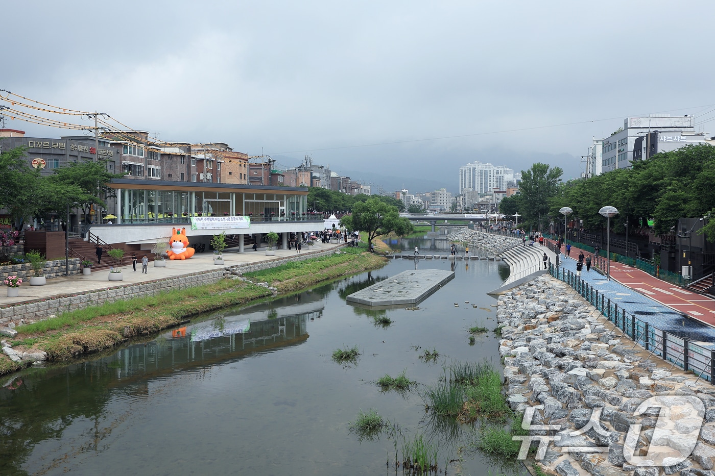 서울 강북구 수유동 우이천에서 수변활력거점 조성사업 개장식이 진행되고 있다. 우이천 수변활력거점은 사계절 북한산을 한눈에 조망 할 수 있고 봄에는 벚꽃길이 이어지는 천혜의 입지를 활용해 지역주민은 물론 관광객들이 자연경관을 오롯이 느끼며 휴식과 여가를 즐길 수 있는 복합문화공간으로 조성됐다. 2025.6.16/뉴스1 ⓒ News1 박정호 기자