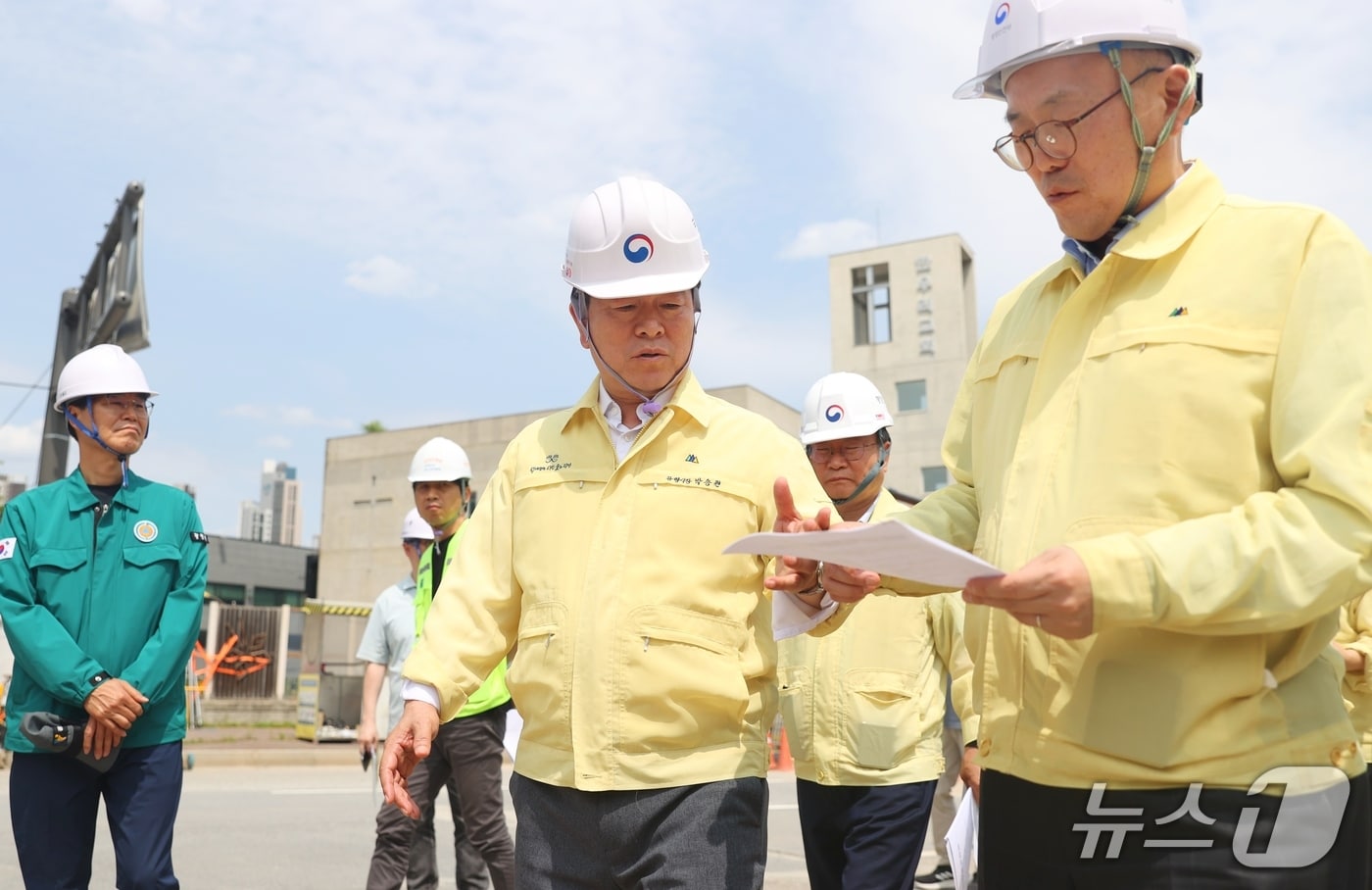 박승원 광명시장(가운데)이 이한경 행정안전부 재난안전관리본부장(오른쪽)과 함께 신안산선 지하터널 공사 붕괴 사고 현장을 점검하고 있다.(광명시 제공)