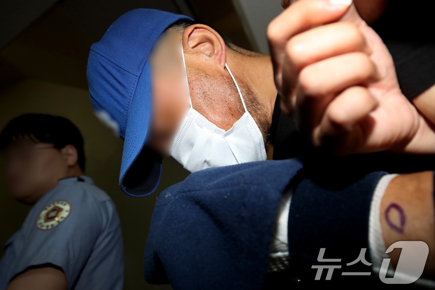 대구 달서구의 한 아파트에 침입해 스토킹하던 50대 여성을 흉기로 살해하고 도주한 혐의를 받는 피의자 윤정우가 16일 오후 대구지방법원 서부지원에 출석해 구속 전 피의자 심문(영장실질심사)을 마친 뒤 법원을 떠나고 있다. 2025.6.16/뉴스1 ⓒ News1 공정식 기자