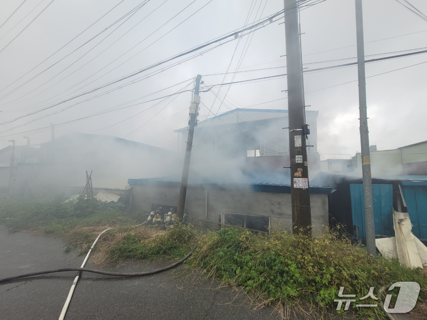 16일 경기 고양시 공예품 제조공장 창고에서 낙뢰가 원인으로 추정 되는 화재가 발생해 약 50분 만에 꺼졌다.(경기도북부소방재난본부 제공. 재판매 및 DB 금지)/뉴스1