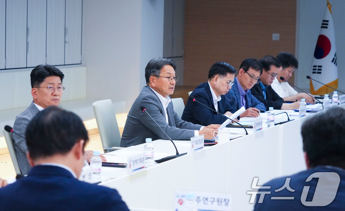 강기정 광주시장이 16일 오후 시청 중회의실에서 열린 '대선공약 국정과제 반영 TF 회의'에 참석해 인사말을 하고 있다.(광주시 제공. 재판매 및 DB 금지) 2025.6.16/뉴스1