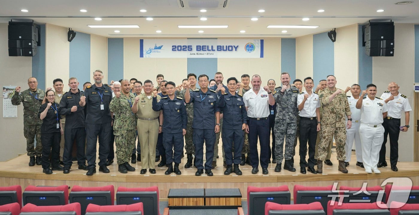 미국, 호주, 프랑스, 싱가포르 등 벨부이 연습 참가 군인들이 연습에 앞서 기념촬영을 하고 있다.(해군작전사령부 제공. 재판매 및 DB 금지)