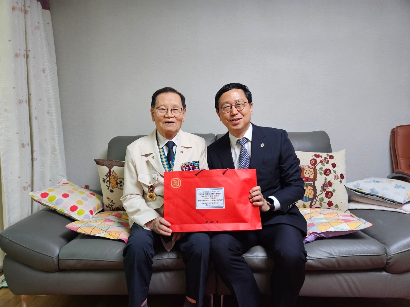 전종호 서울지방보훈청장이 호국보훈의 달을 맞아 참전유공자 자택을 방문해 위문하고 있다.(서울지방보훈청 제공)