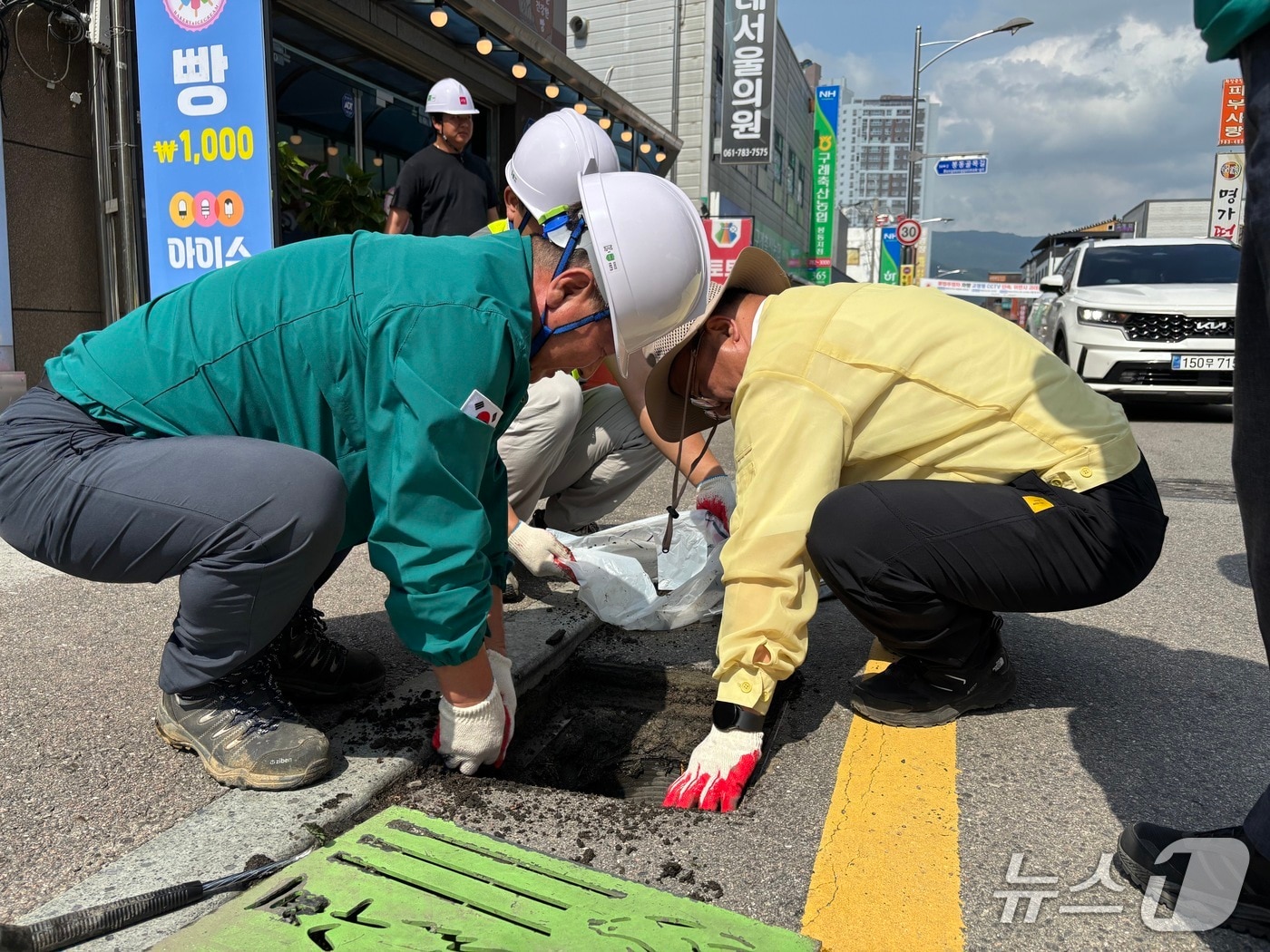 16일 환경부 영산강유역환경청은 장마철 침수 피해 예방을 위해 전남 구례에서 하수시설 정비활동을 실시하고 있다.(영산강유역환경청 제공. 재판매 및 DB 금지)