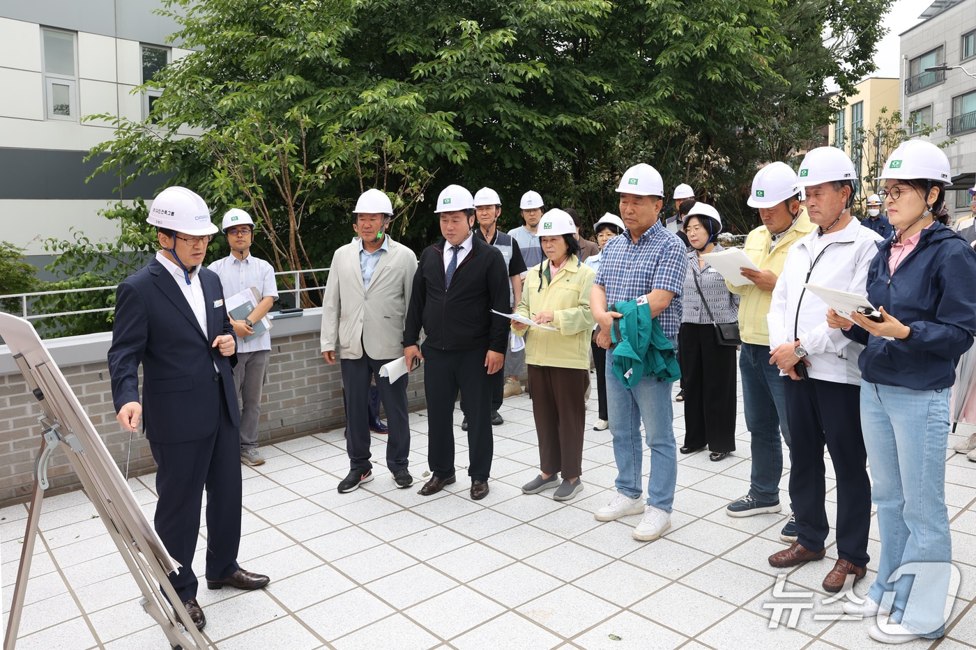 계룡복합문화센터 건립 공사 현장 방문 모습. (계룡시의회 제공.재판매 및 DB금지)/뉴스1