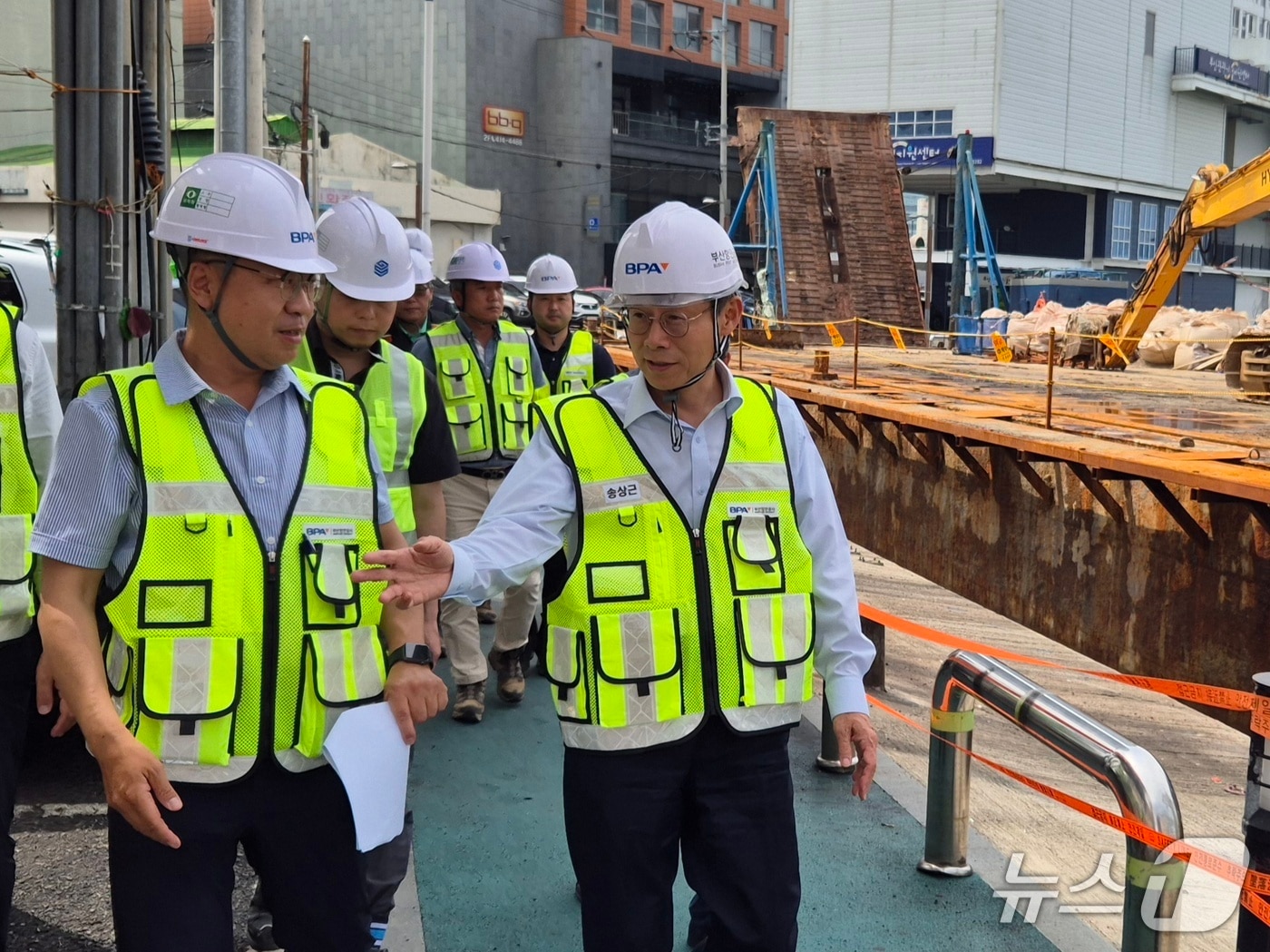 송상근(사진 오른쪽) BPA 사장이 부산 영도 호안 보강공사 현장을 점검하고 있다.(BPA 제공. 재판매 및 DB 금지)