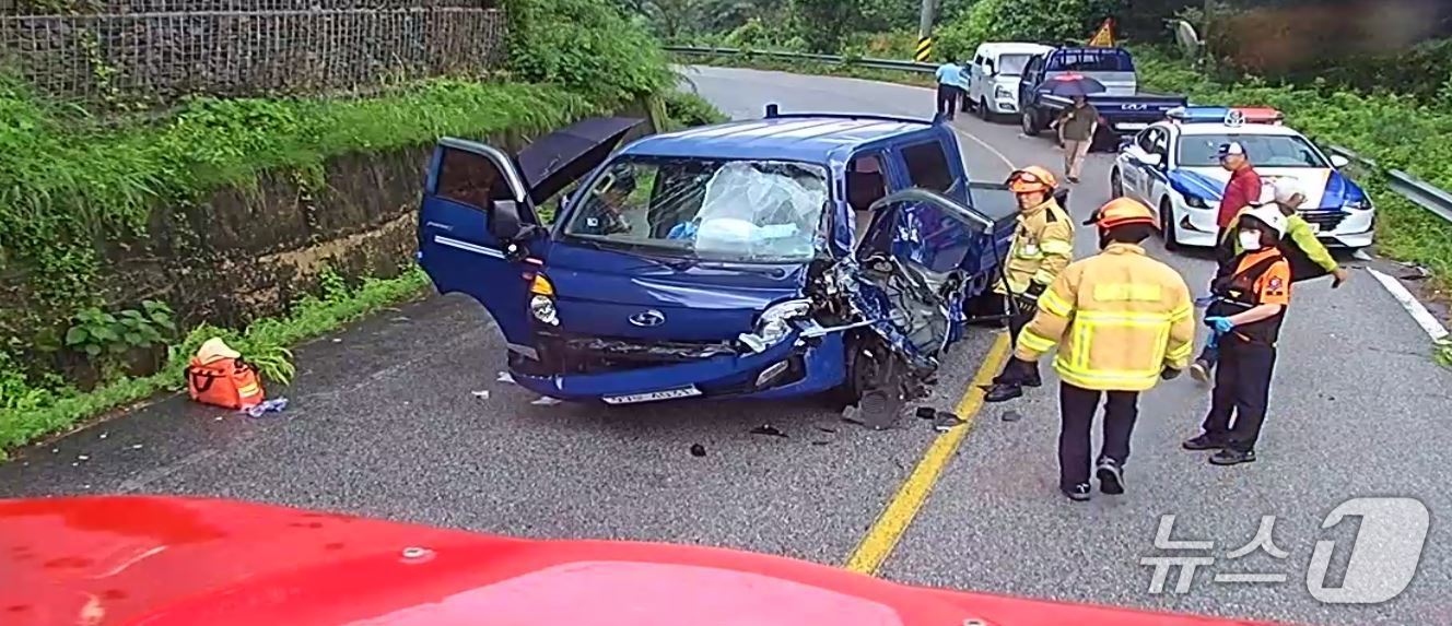 남원 트럭 사고 현장.(전북소방본부 제공. 재판매 및 DB금지)