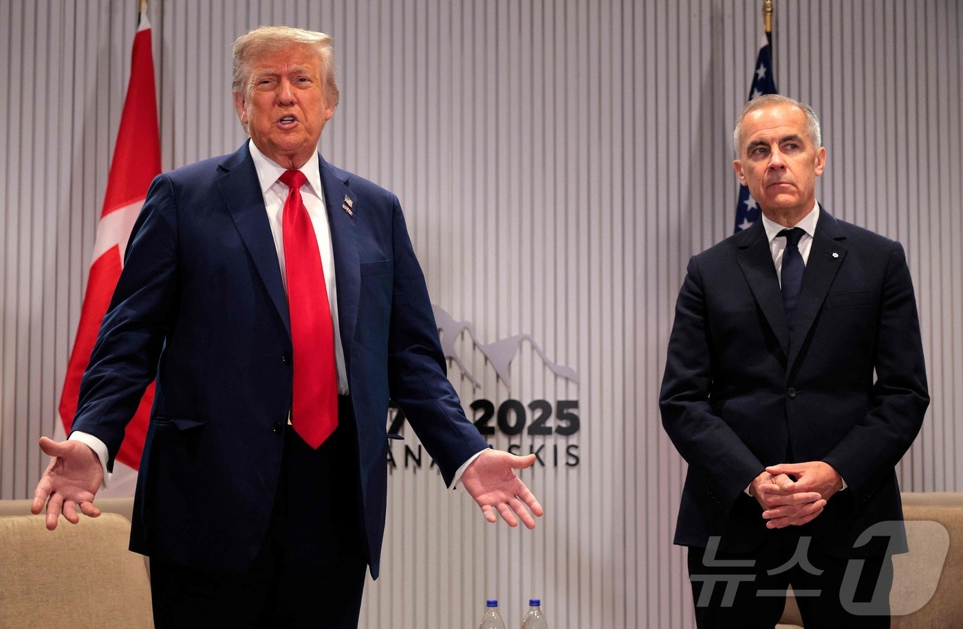 16일(현지시간) 도널드 트럼프 미국 대통령이 캐나다 앨버타주 캐내내스키스에서 열린 주요 7개국(G7) 정상회의를 계기로 마크 카니 캐나다 총리와 만나고 있다. 2025.06.16 ⓒ AFP=뉴스1 ⓒ News1 김지완 기자
