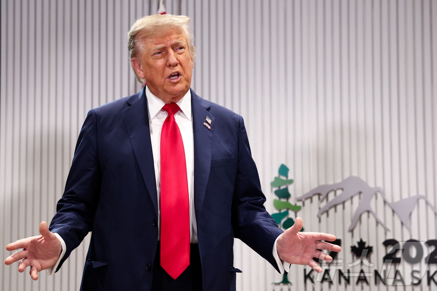 도널드 트럼프 대통령이 16일(현지시간) 캐나다 앨버타주 캐내내스키스에서 열린 G7 정상회의에서 마크 카니 캐나다 총리와 회담 중 발언하고 있다. 2025.06.16 ⓒ 로이터=뉴스1 ⓒ News1 류정민 특파원
