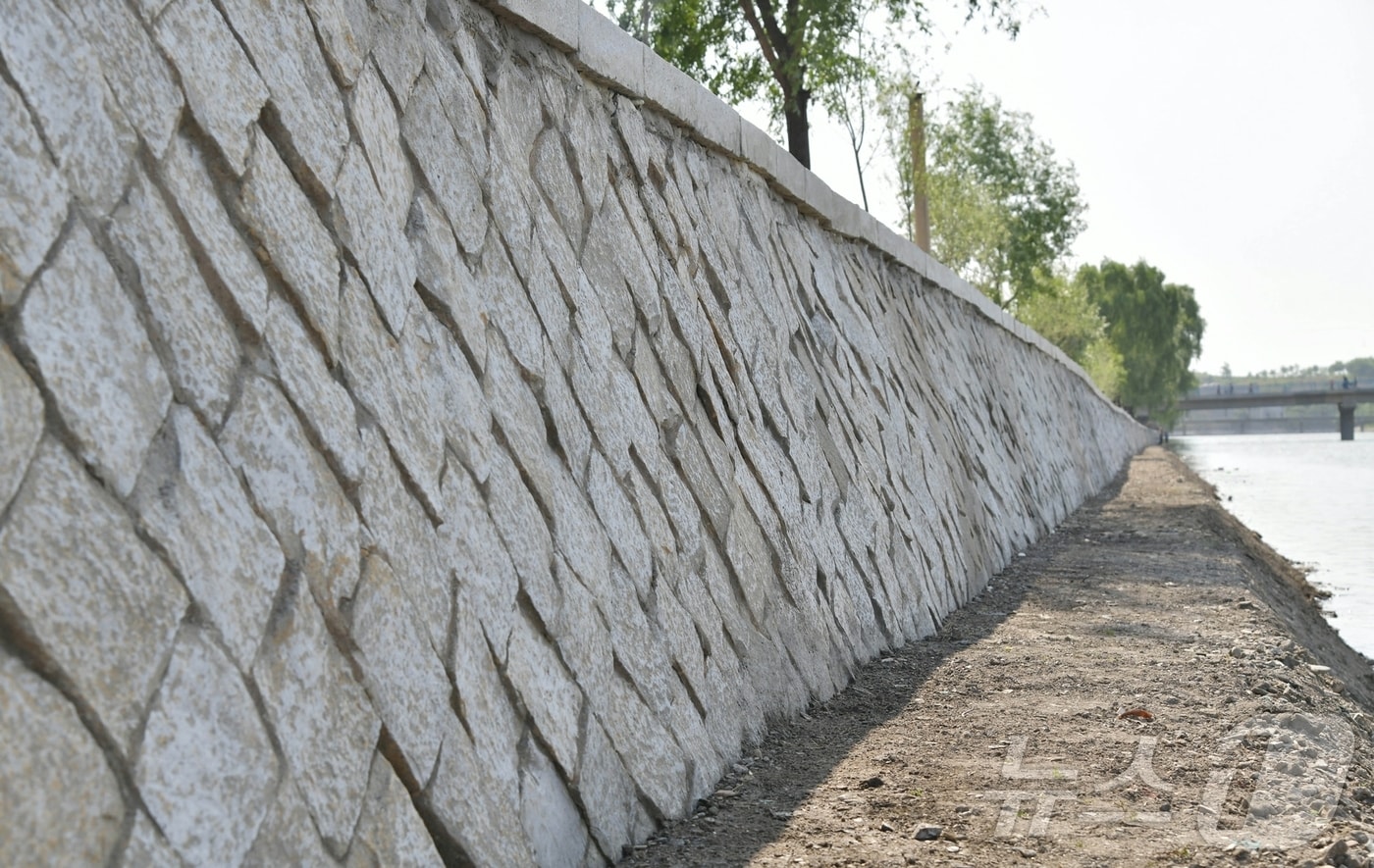 (평양 노동신문=뉴스1) = 북한 노동당 기관지 노동신문은 17일 "강동군이 주요하천을 70여일 만에 완전 정리하고 지역의 면모를 새롭게 일신시켰다＂라고 보도했다. [국내에서만 사용가능. 재배포 금지. DB 금지. For Use Only in the Republic of Korea. Redistribution Prohibited] rodongphoto@news1.kr