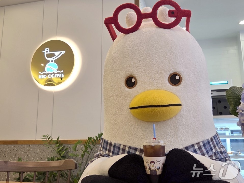 하이오 커피를 들고 있는 부산시가 공식 캐릭터 '부기'(부산시청 제공. 재판매 및 DB 금지)