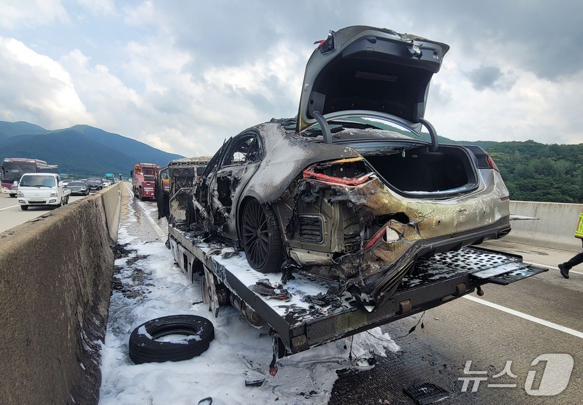 16일 오후 1시12분쯤 문경시 마성면 중부내륙고속도로 창원 방향 179.5㎞ 지점에서 달리던 세이프티 로더에서 불이 났다.(경북소방본부 제공, 재판매 및 DB 금지)