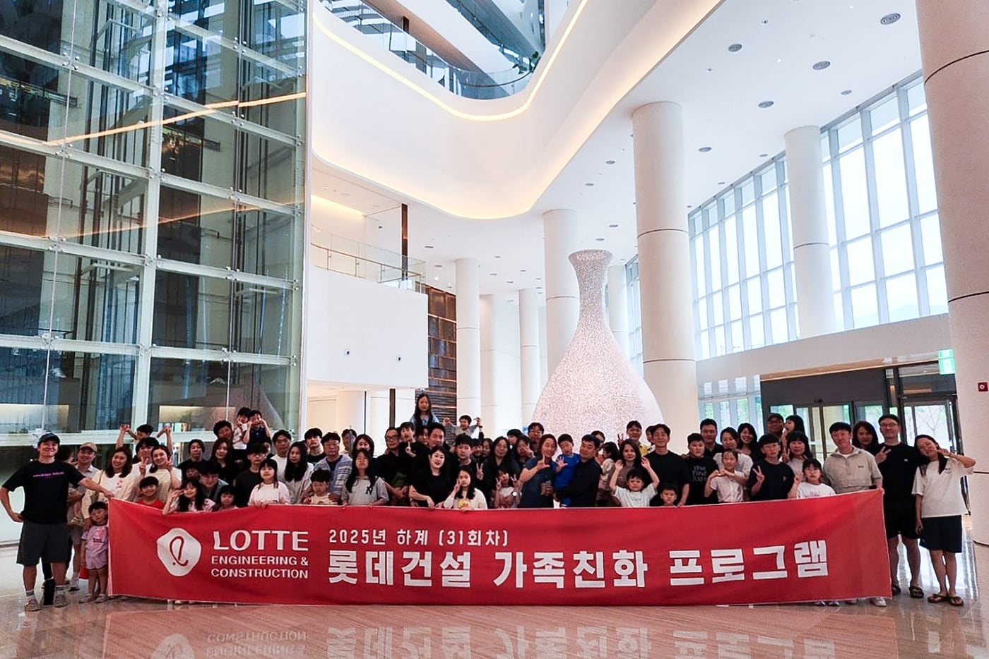 가족여행 프로그램에 참여한 롯데건설 임직원 등이 ‘롯데호텔앤리조트 김해’에서 기념 사진을 찍고 있다. /롯데건설 제공