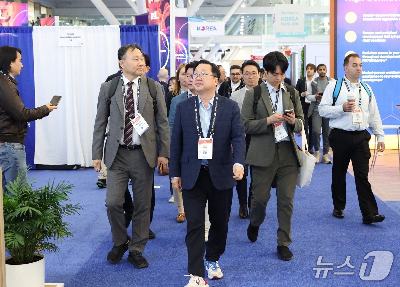 이장우 대전시장(가운데)이 16일(현지시간)  미국 보스턴에서 열린 '2025 BIO USA' 전시회 개막식에 참석했다.(대전시 제공) /뉴스1