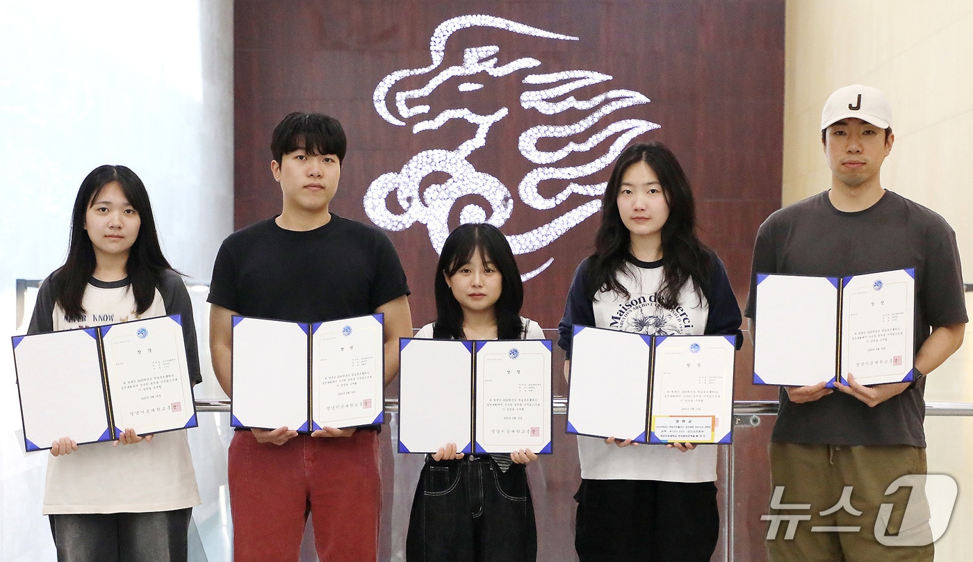 영남이공대 학습포트폴리오 경진대회 수상자들이 기념촬영을 하고 있다. (영남이공대 제공. 재판매 및 DB금지)