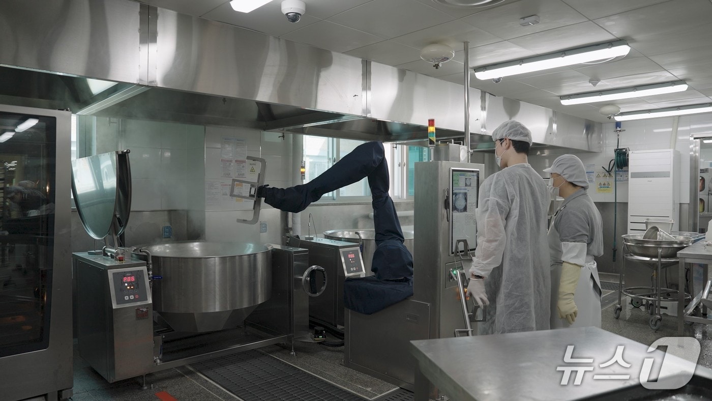 강남구 급식 조리로봇 실증현장 예시.(강남구 제공)
