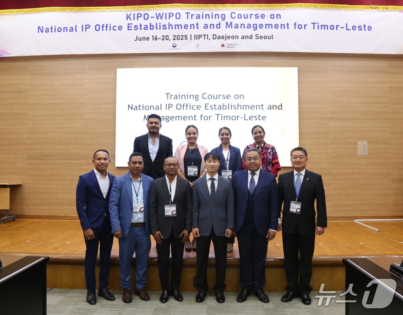 특허청 국제지식재산연수원 관계자 및 동티모르 통상산업부 특허청 설립준비팀이 기념촬영을 하고 있다.(특허청 제공.재판매 및 DB금지)/뉴스1