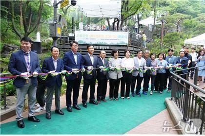 오동 물빛정원’ 준공식에서 이승로 성북구청장(왼쪽에서 네번째)과 참석자들이 테이프 커팅식을 하고 있다.(성북구청 제공)