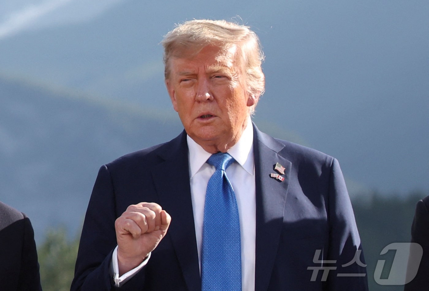 16일 캐나다 앨버타주 캐내내스키스에서 열린 G7 정상회의 중 도널드 트럼프 미국 대통령이 단체 사진 촬영에 임하며 자세를 취하고 있다. 2025.6.16 ⓒ 로이터=뉴스1 ⓒ News1 강민경 기자