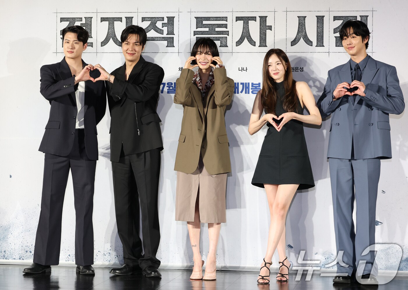 배우 신승호(왼쪽부터)와 이민호, 나나, 채수빈, 안효섭이 17일 서울 광진구 롯데시네마 건대입구에서 열린 영화 '전지적 독자 시점‘ 제작보고회에 참석해 포즈를 취하고 있다. '전지적 독자 시점'은 10년 이상 연재된 소설이 완결된 날 소설 속 세계가 현실이 되어 버리고, 유일한 독자였던 ‘김독자’가 소설의 주인공 ‘유중혁’ 그리고 동료들과 함께 멸망한 세계에서 살아남기 위한 판타지 액션 영화다. 2025.6.17/뉴스1 ⓒ News1 권현진 기자