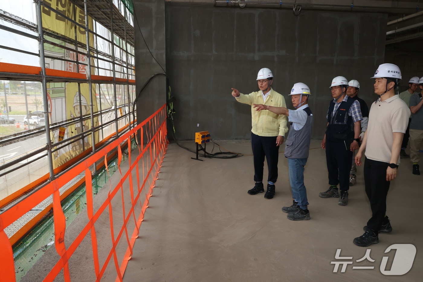 권혁재 조달청 시설사업국장(왼쪽 첫 번째)이 17일 충북 오송 소재 ‘오송 국제 K-뷰티 스쿨 건립사업’ 건설 현장을 방문해 폭우·폭염 대비 안전점검을 하고 있다. (조달청 제공.재판매 및 DB금지)/뉴스1