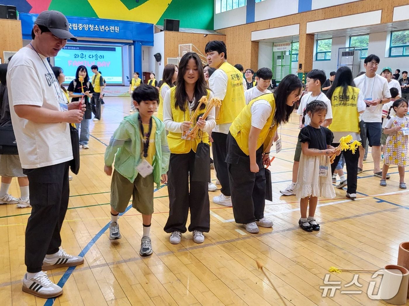 우송대 언어치료·청각재활학과 학생과 교수들이 최근 천안 국립중앙청소년수련원에서 열린 한국난청인교육협회 가족캠프 ‘2025 와우! 다솜이 패밀리데이’에 참여했다.(우송대 제공.재판매 및 DB금지)/뉴스1